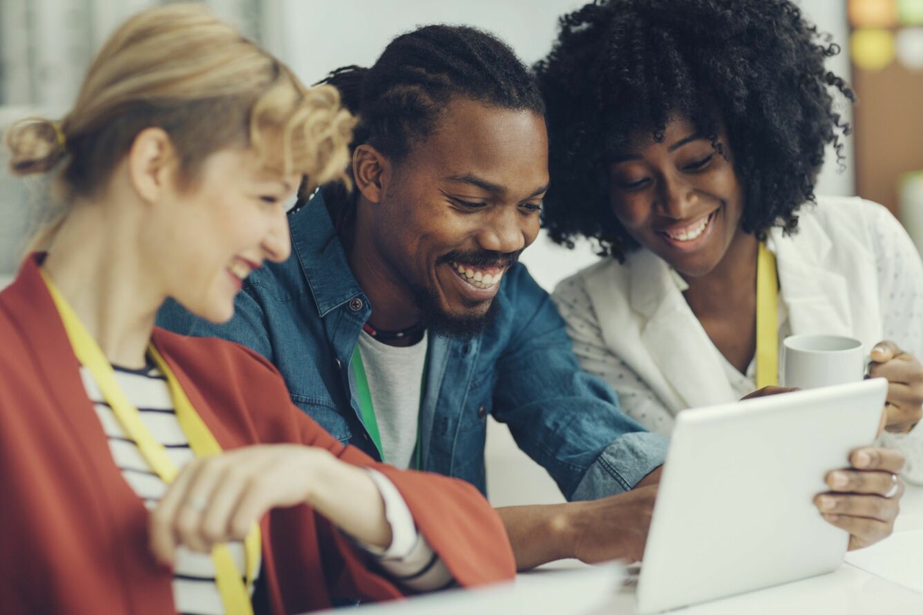 Equipe fazendo gestão de estrutura de TI